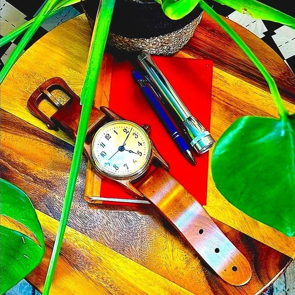 Vintage Wooden Desk Clock – Unique Wristwatch Design - Picture 3 of 12